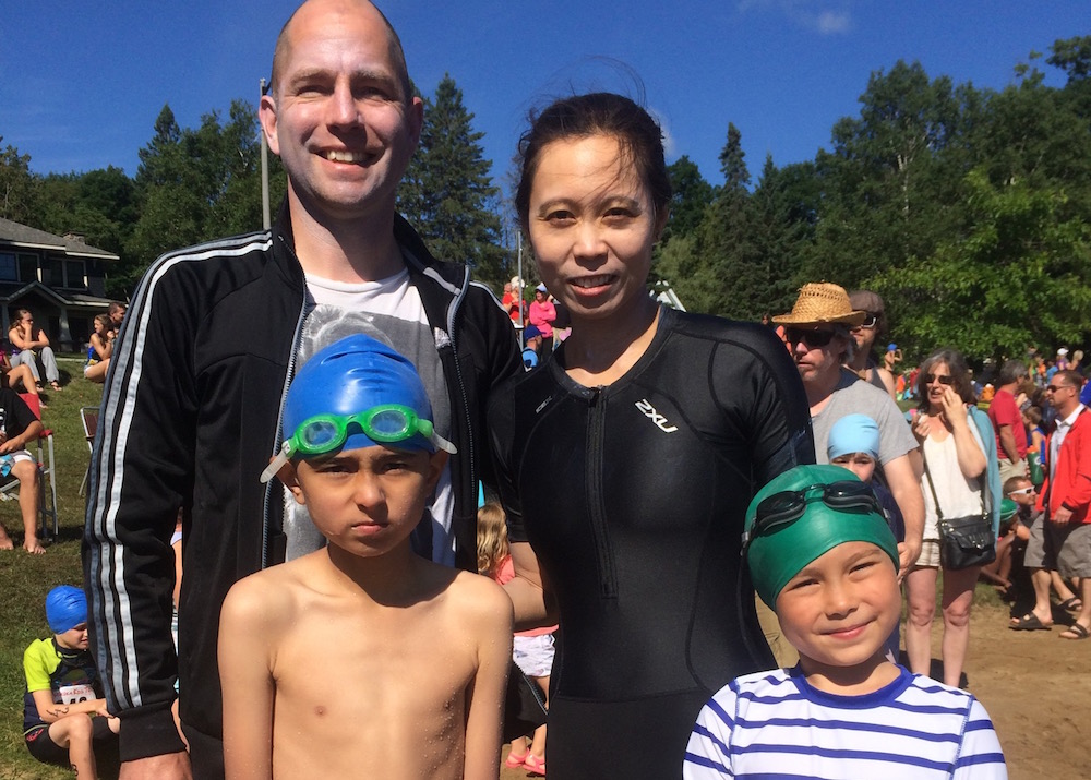 Sportlik Kotkajärve perekond Türk 16. juulil Mary järve rannas Port Sydneys “Muskoka Kids Tri” võistlushommiku järgselt: isa Peter, ema May, Aleks ja Kati. Foto: vanaema Kaari Türk