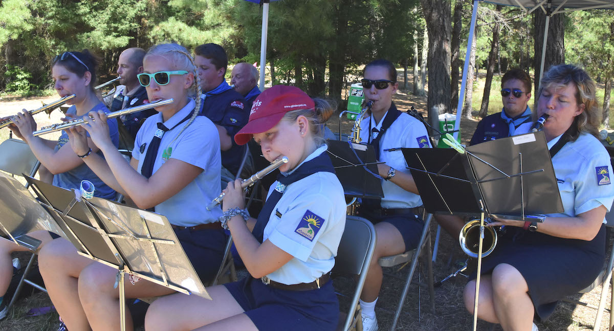 Kanada skautide ja gaidide orkester “Kõla” on käinud igas suurlaagris Ameerikas ja ka sel korral oli 12-liikmeline orkester kohal. Fotol mängib ava- ja lõpuparaadil. Orkestri vanem skm Enn Kiilaspea ja juht ngdr Tiina Kai Paluoja. Ees paremal Laura Nipernado, ngdr Elli Kipper, nskm Heili (Paluoja) Tammaru, teises reas (paremalt) ngdr Lydia Van der Veen, Thomas Tiisler, ngdr Talvi Parming, Rein Tiisler, nskm Peter Türk, taga skm Enn Kiilaspea. Pildilt puuduvad Kati Türk ja ngdr Tiina Paluoja.  Foto: skm Enno Agur (2016)