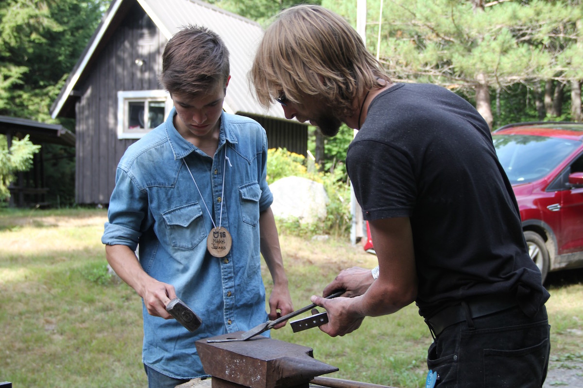 Sepatöö põhimõtteid õpetab Mihkel Jaenesele Eesti Kunstiakadeemia ehte- ja sepakunsti õppejõud Rait Siska - foto: MT Mölder (2016)