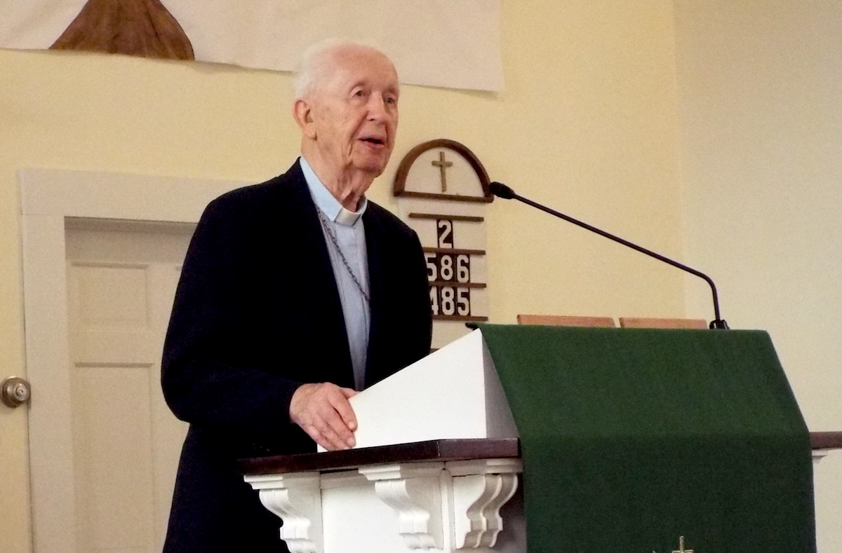 Juubilar E.E.L.K. abipraost emeeritus Valdeko Kangro tervitamas - foto: Airi Vaga (2016)