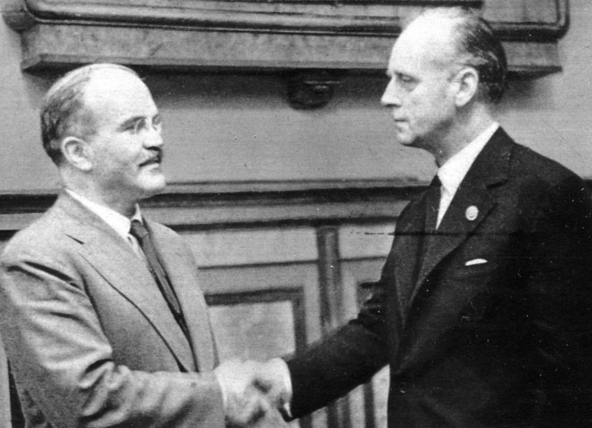 N. Liidu Rahvakomissaride Nõukogu esimees Vjatšeslav Molotov ja Saksamaa välisminister Joachim von Ribbentrop pärast mittekallaletungipakti ja selle salajases lisaprotokolli sõlmimist - www.wikipedia.org