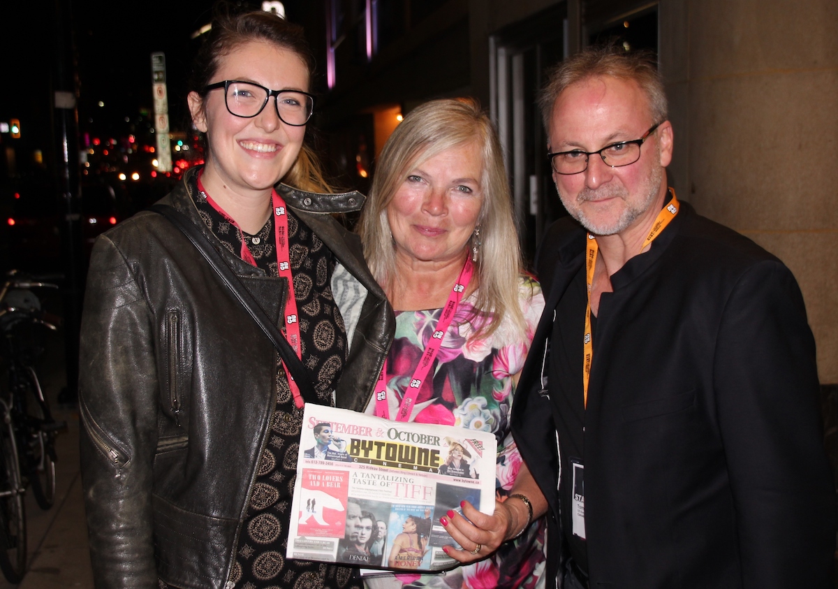 Vasakult Ottawa rahvusvahelise animafilmifestivali meediakoodinator Brittany Mumford, Ülle Baum ja Kanada Filmiinstituudi juhataja Tom McSorley 40. Ottawa Rahvusvahelise animafilmifestivali avamise õhtul 21. septembril Rideau tänaval asuva ByTowne kino ees. Foto: James Park 201