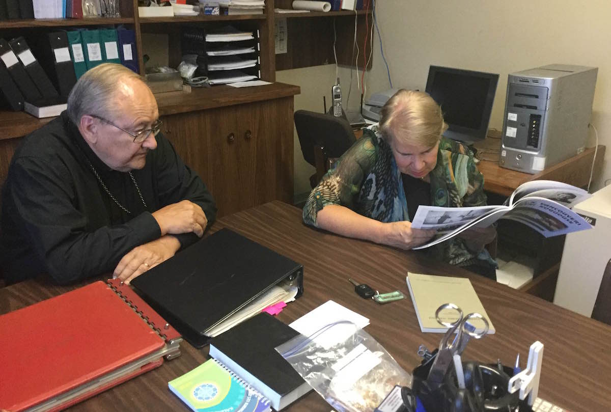 Huviga tutvusid Toomas ja Airi Vaga koguduse 50. aasta juubelialbumiga.