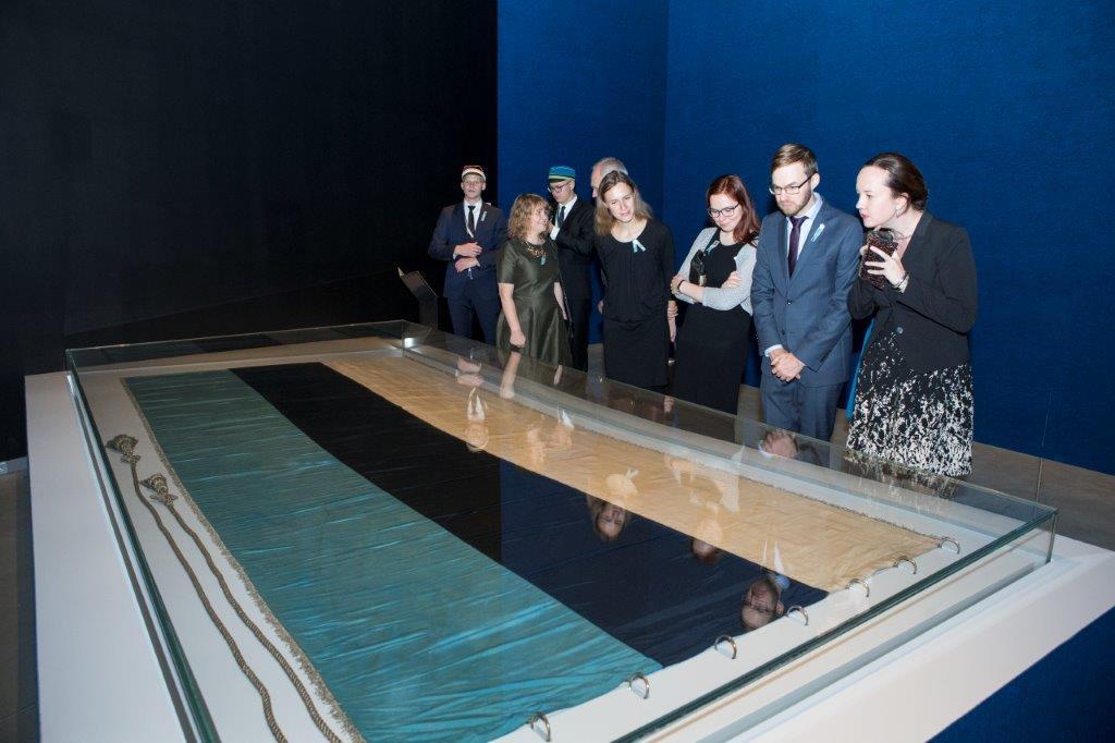 Esimest sinimustvalget lippu uudistamas - foto: Aldo Luud (2016)