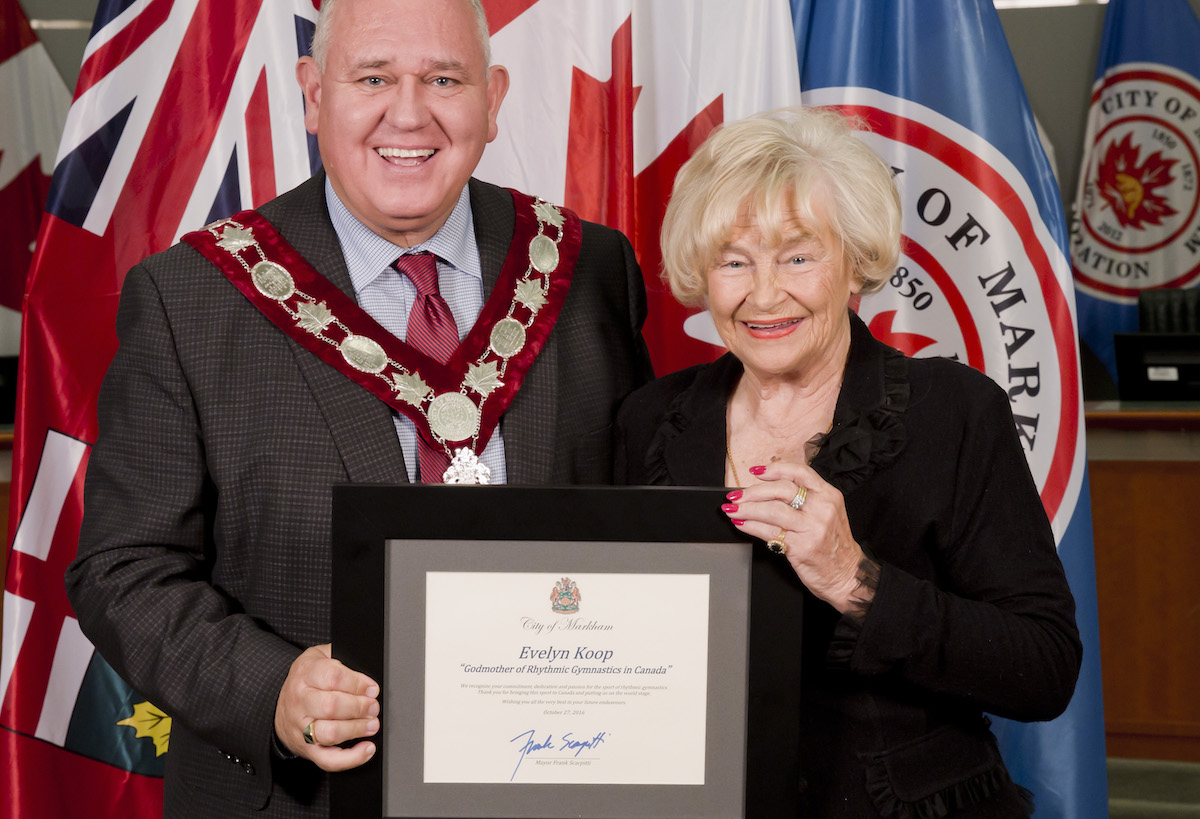 Evelyn Koop ja Markhami linnapea Frank Scarpitti aukirjade tseremoonial. Foto: Shelley Hassard (2016)