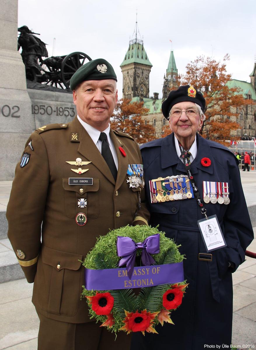 Major Ülo Isberg (Estonian Defence League Liason to Canada) esindas Eesti Vabariiki Ottawas toimunud Remembrance Day pidulikul sündmusel. Fotol on major Isberg koos Alice Milmore’iga (88-aastane sõjaveteran), Canadian Royal Legion esindaja, kes on üle 36 aasta abistanud Ottawas Remembrance Day'l. Foto: Ülle Baum ©2016