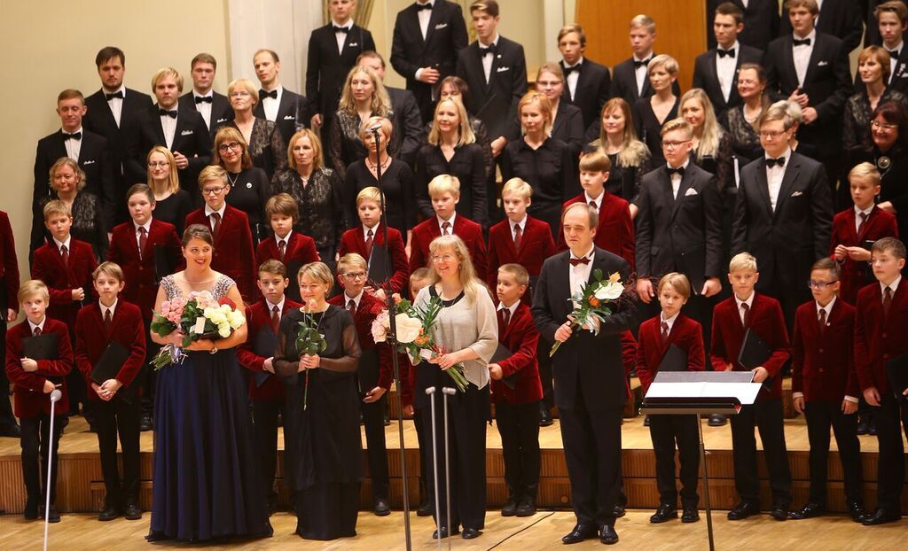 Roman Toi 100 juubelikontsert Tallinnas Estonia kontserdisaalis tugevdas veelgi ookeaniülest muusikasilda. Aitäh peakorraldajad Ene Salumäe ja Hirvo Surva! Kontserdi lõpulaul Te Deum laudeamus on kõlanud. Esireas vasakult solist Kristina Agur, dirigent Heli Jürgenson, organist Ene Salumäe, dirigent Hirvo Surva. Foto: Anu Huntsaar (2016)