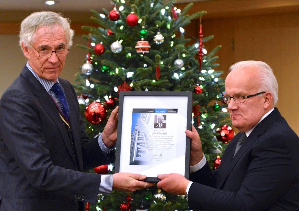 Professor Jüri Kivimäele (paremal) annab tunnustustahvli üle Tartu College’i president Jaan Meri. Foto: Peeter Põldre (2016)