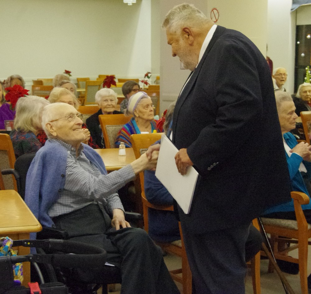 EV aupeakonsul Laas Leivat annab Roman Toile üle EV välisministeeriumi 26. novembril kodanikupäeva puhul välja antud rahvadiplomaadi tunnustuskirja. Foto: Kati Kiilaspea