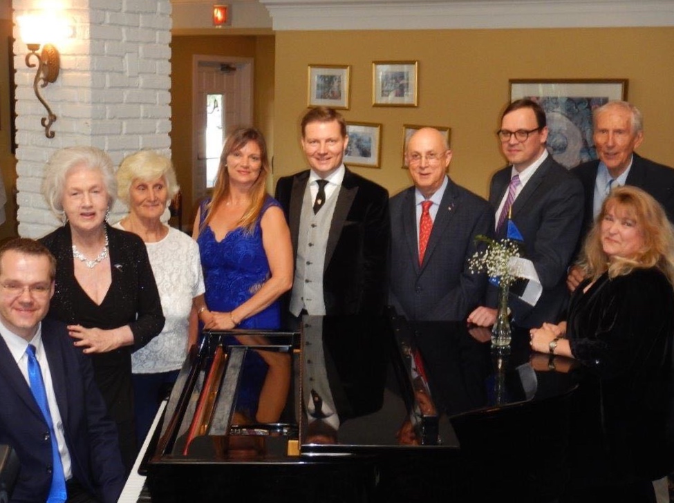 Pildil on vasakult - pianist Hando Nahkur, Maire Riisma, Helvi Inno, Terje VanSchaik, Veljo Kurik, aukonsul Jorge Viera, suursaadik Eerik Marmei, Heiki Parts, Ingrid Hammer - foto: Elle Rosenberg (2017)