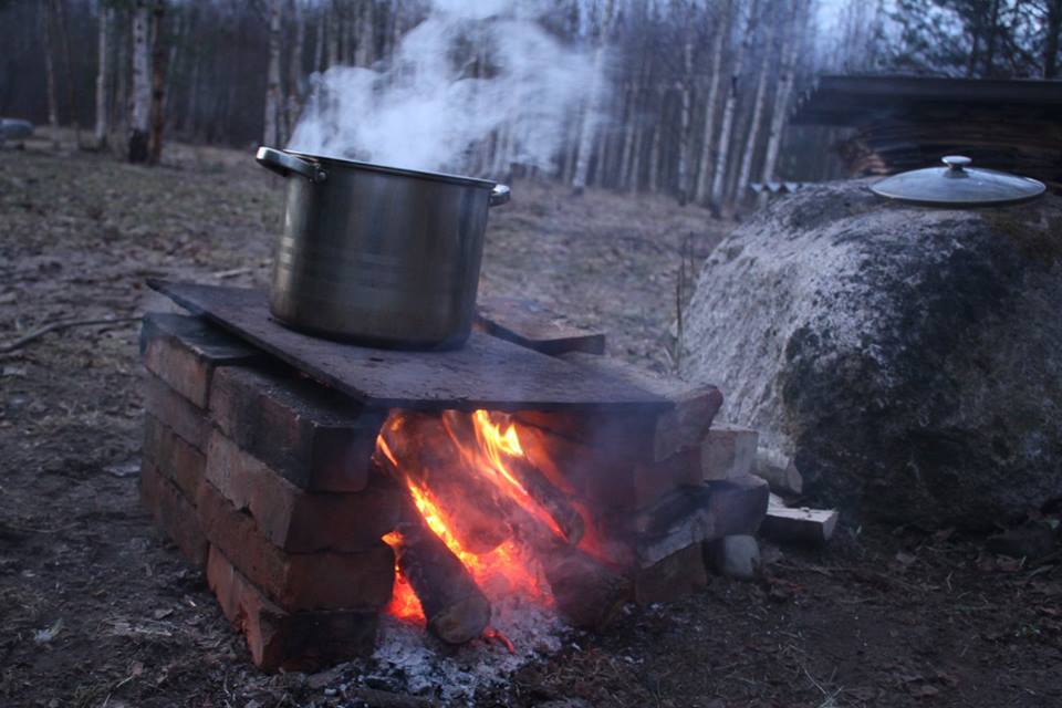 Kasemahla lastakse ja juuakse varakevadeti Eestis ammu ja palju, magusamat vahtramahla veidi vähem ning järgmine samm – vahtrasiirupitegu à la Kanada toimub suhteliselt harva. Antud juhul on aga mahla aurutajaks Kanadast Eestisse kolinud noormees. Isegi mürakas maakivi ehk raudkivi (nagu “külalisgraniiti” rahvakeeli nimetatakse), oleks justkui Kanada kilbist kohale veeretatud. Foto: Iisak Sulev Andreller (2017)