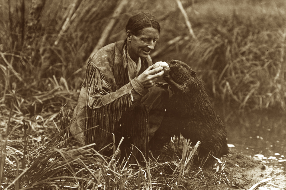 Grey Owl feeding a beaver a jelly roll (1931) - www.wikipedia.org