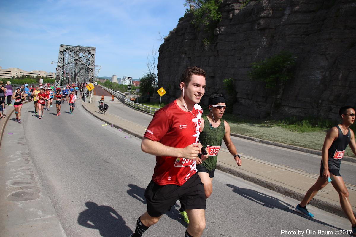 Ottawa Marathonist osavõtjad ületasid Alexandria silla ja mööduvad Canada National Art Gallery'st - foto: Ülle Baum ©2017