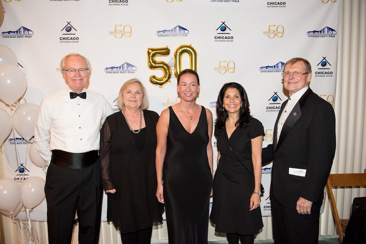 Vasakult: Eesti auasekonsul Chicagos Siim ja Reet Sööt, Eesti Suursaatkonna Washingtonis asejuht Marki Tihhonova-Kreek, paremal aukonsul Erik Harkna abikaasaga. Foto: Peeter Kontus (2017)