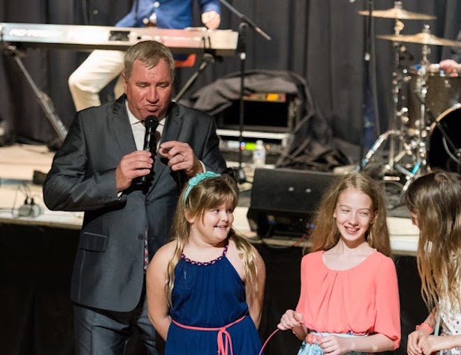 Juubelipeo tuju hoidis üleval Sepo Seeman, pildil on ta koos  loteriitüdrukute Allise, Laura ja Emmaga. Sepo Seeman esines ka Tiit Palu seatud mononäidendiga “Eesti mees ja moodsad asjad”. Foto: Peeter Kontus (2017)