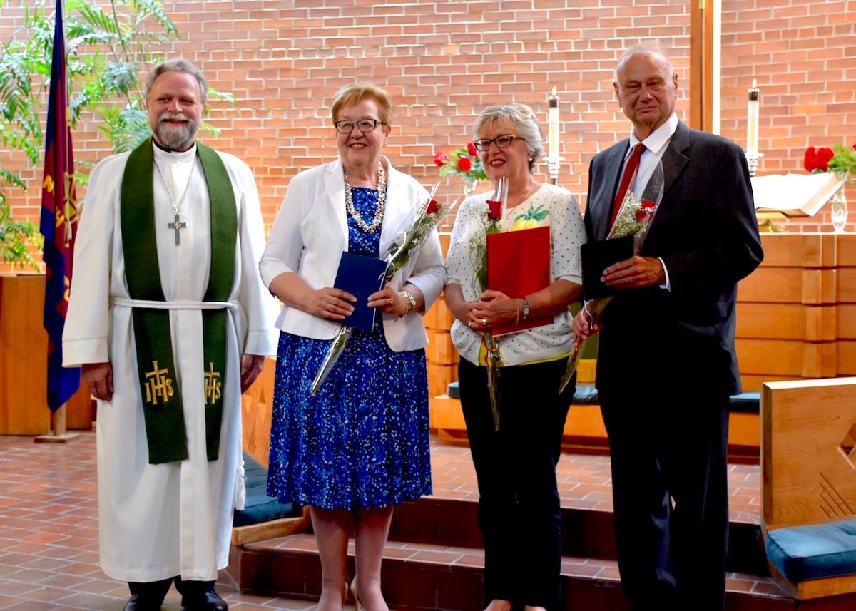 Vas. praost Mart Salumäe, assessor Naani Holsmer, organist Marta Kivik ja assessor Tiit Tralla. Foto: Len Tralla (2017)