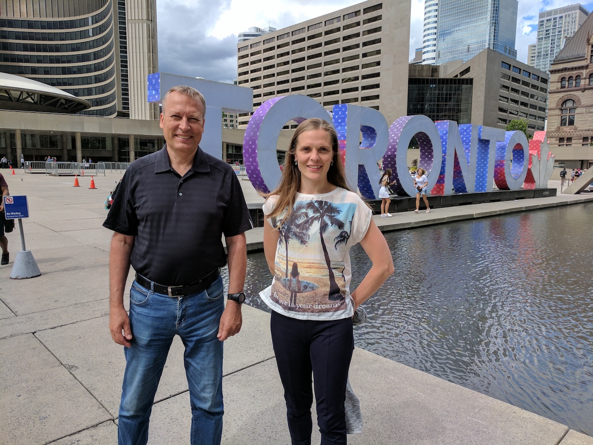 Tooams Kasemaa ja Kaia Kollo Toronto Raekoja juures asuva tiigi ees, mis on tuntud uisutajate lemmikpaik. Invictus Games’i ajaks aga tühjendatakse tiik ning tehakse sellest hoopis tenniseväljakud ratastooli-tennise jaoks. Doto: ET (2017)