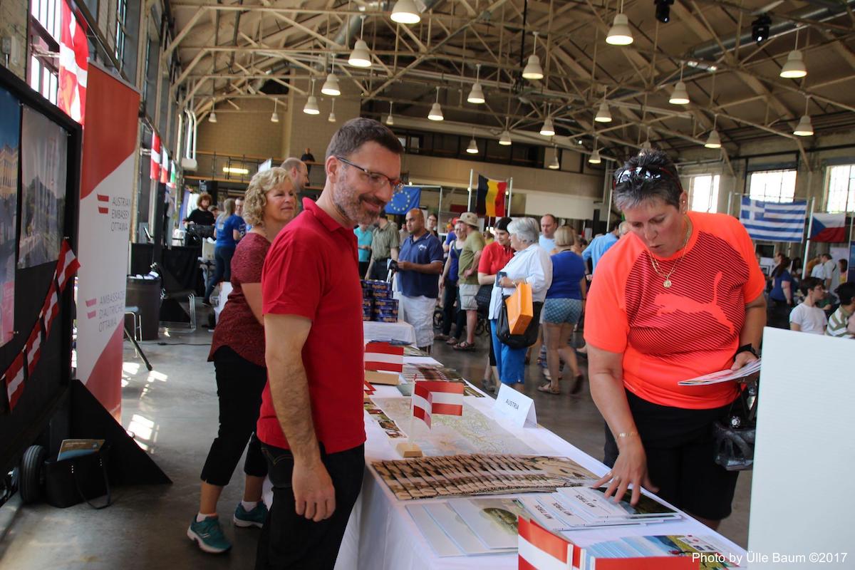 Bernhard Faustenhammer, Director of the Austrian Cultural Forum in Canada, esiplaanil ja Bettina Miller Austria Suursaatkonnast tutvustamas Austria ning Viini turismivõimalusi. Foto: Ülle Baum ©2017