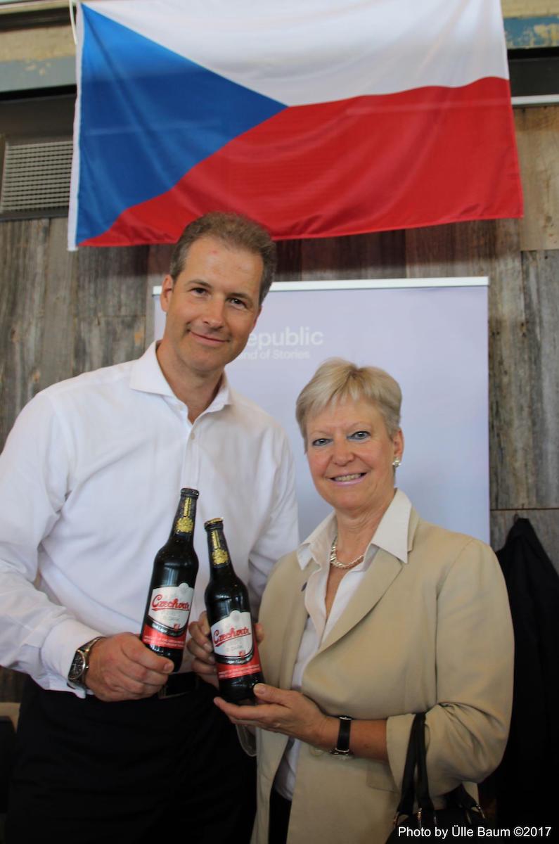 Marie-Anne Coninsx, Euroopa Liidu Suursaadik Kanadas  ja Jiži Borcel, Tšehhi Suursaatkonna konsul tutvustamas kuulsat Tšehhi õlu 11. juunil "European Union: Capitals and Cultures" üritusel Ottawas Horticultural Building suures saalis, mida külastasid tuhanded inimesed. Foto: Ülle Baum ©2017