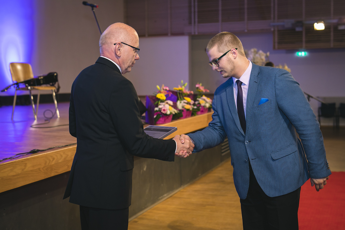 Hetk EERO Eelnurme Mälestusfondi stipendiumi üleandmiselt. Stipendiumi Raimond Päärule annab üle inseneriteaduskonna dekaan Arvo Oorn. Foto: Edmond Mäll (2017)