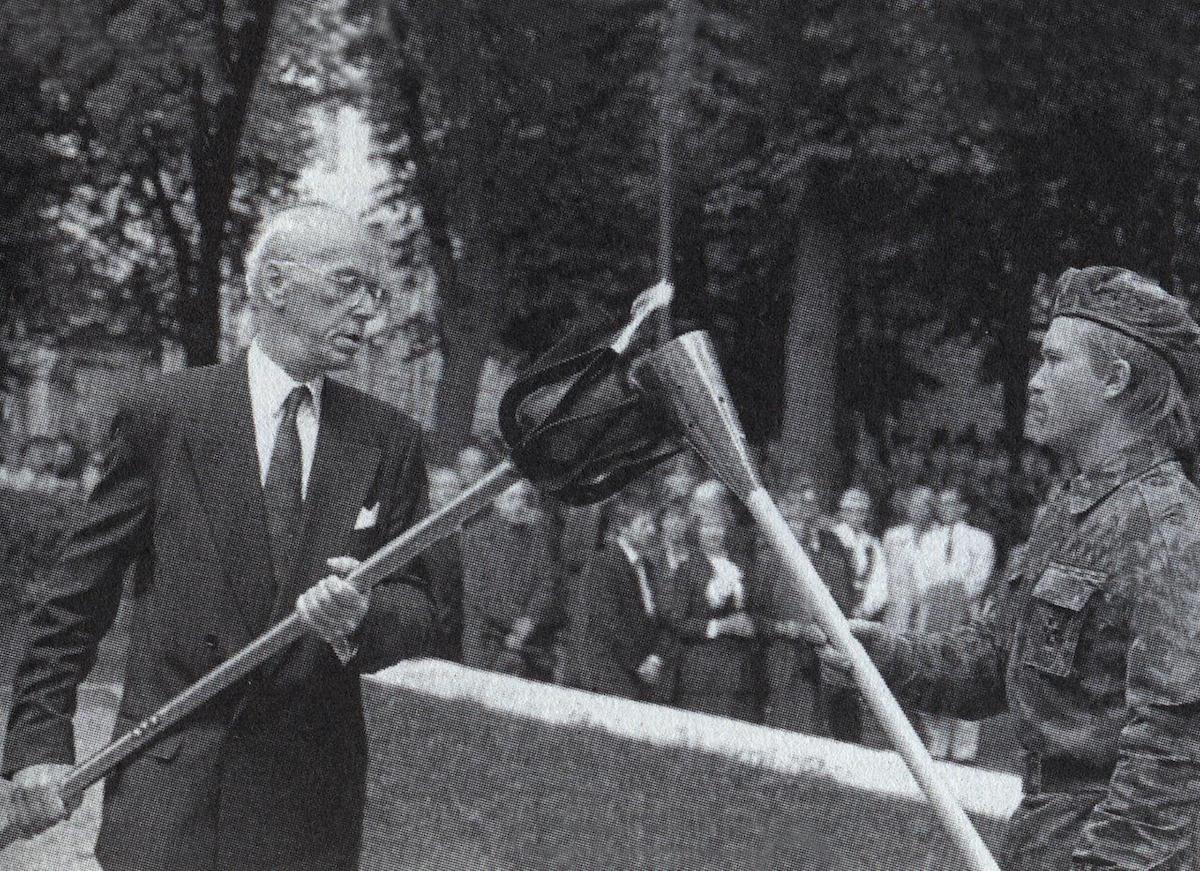 President Lennart Meri võidutuld süütamas.