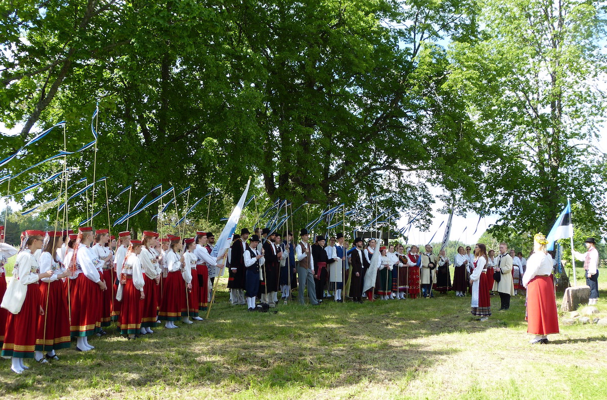 Pidulik peatus metsavendade mälestuskivi juures. Vasakul Tartu Ülikooli akadeemiline naiskoor, keskel TÜ kammerkoor, kaugemal TÜ naiskoori Tallinna vilistlaskoor. Keskel kanmmerkoori president Nele Dresen kõnet pidamas. Ees paremal kooride dirigent Triin Koch - foto: Andres Raudsepp (2017)