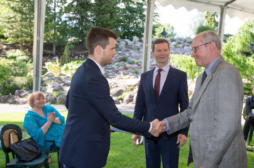 Rannu perekonna stipendiaat Ott Salmar koos rektor Volli Kalmu ja Peeter Einolaga.