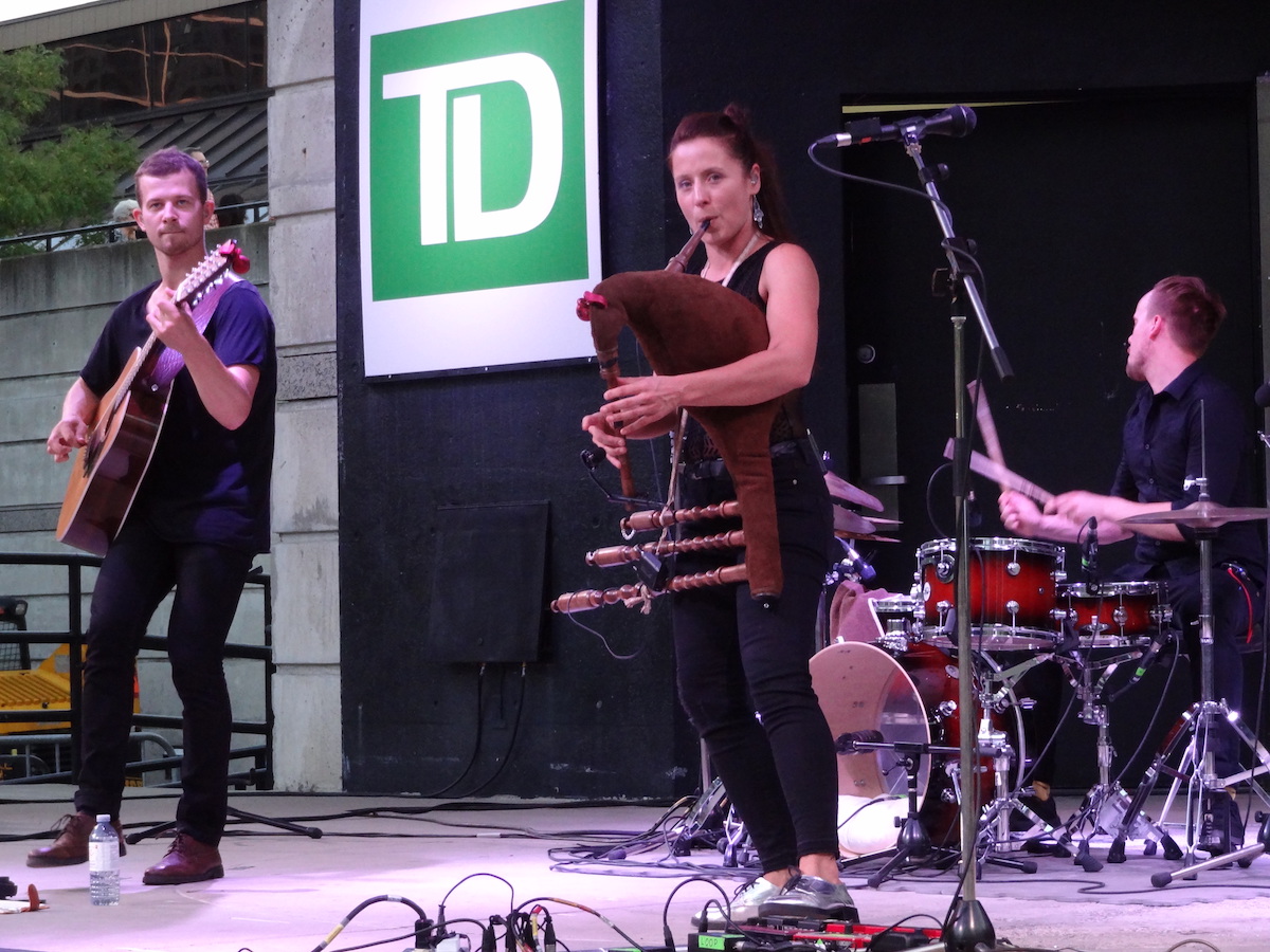 Jalmar Vabarna, Sandra (Sillamaa) Vabarna ja Tõnu Tubli ehk ansambel Trad.Attack! aastataguselt esinemiselt Mel Lastman Square’il Torontos. Foto: EE (2015)