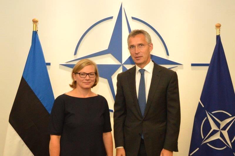 Eesti suursaadik NATO juures Kyllike Sillaste-Elling andis üle volikirja. Foto: välisministeerium (2017)