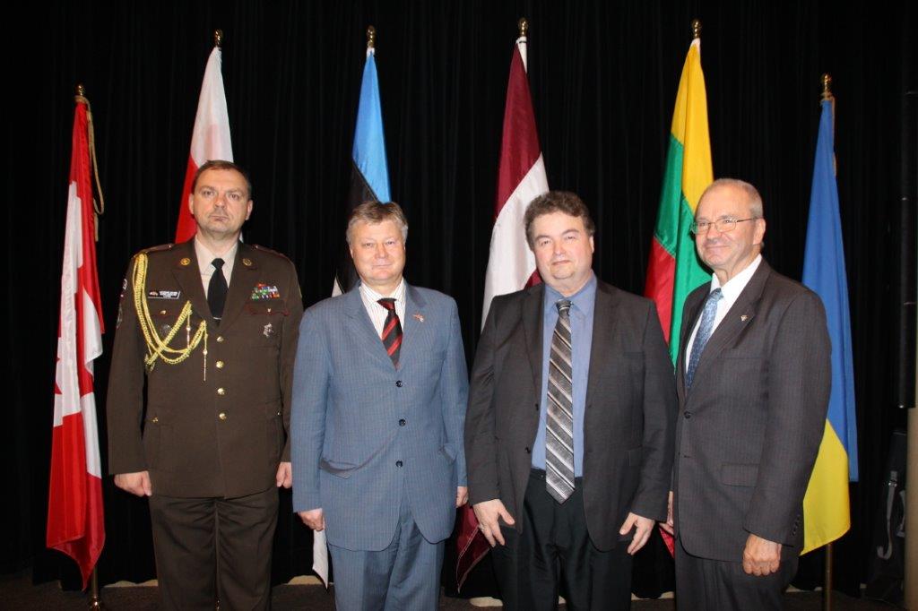 Vas.: Kolonelleitnant Agris Ozoliņš (Defence, Military, Naval and Air Attaché of Latvia), First Resident Latvian Defence Attaché accredited to Canada; Läti suursaadik Kanadas Karlis Eihenbaums, Ottawa linnanõunik Rick Chiarelli ja Läti Kesknõukogu Kanadas, Balti Liit Kanadas ning Kesk- ja Ida-Euroopa Riikide Nõukogu Kanadas president Andris Kesteris, Ben Franklin Pace'i Amfiteatris. Foto: Ülle Baum