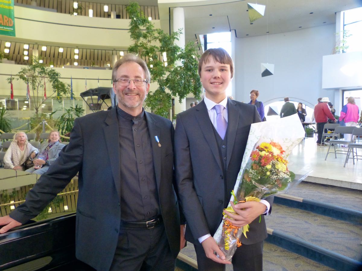 Eestlaste poolt hinnatud ja koduselt tuntud Cathedral Bluffs sümfoonia orkester esitas pühapäeval, 1. oktoobril noorte kunstnike osalemisel tõhusa kontserdi Scarborough Civic Centre’i Rotundas. Peale Beethoveni, Bruchi ja Rachmaninoffi pikemaid helitöid tuli Cathedral Bluffs sümfoonia poolt esiettekandele (nn. world premiere) ka noore Erik Kreemi sümfoonia (C-minor) esimene osa. Pärast kontserti võetud fotol tervitavad väsimatu dirigent Norman Reintamm ja andekas helilooja ning Toronto Eesti Seltsi Täienduskeskkooli õpilane Erik Kreem. foto AR (2017)