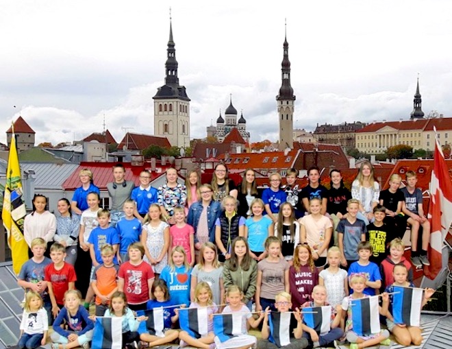 Judging from the skyline, it appears that the Toronto “täienduskooli” students were transported to Tallinn on the first day of school on September 12th of this year. Or is it clever photo editing by the EV100 organizing committee? Whatever the case, some of the schoolkids have already received Estonian flags as birthday gifts this year and others are hoping to find similarly beautiful gifts under the Christmas tree. And there is no doubt that every “õpilane” pictured above is looking forward to waving their “sini-must-valge” flag at the City Hall Square on Estonia’s 100th birthday on February 24, 2018.