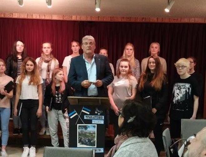 Hamiltoni eesti koguduse esimees Jaan Pallop esinejaid tänamas – fotot: Merike Koger (2017)