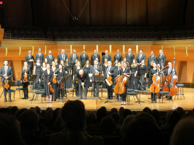 Luminous Voices laulukoor koos saatjatega võtavad vastu aplausi Berliner Messe pala lõpul. Foto: Helgi Leesment (2017)