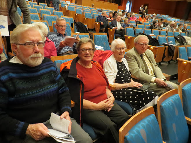 Külalispiletite võitjad vennad Toomas (vasakul) ja Rein (paremal) Pääsuke koos Janice Pääsukese ja Vivian Youngiga  Luminous Voices kontserdi vaheajal uues Bella Kontsertsaalis, Mount Royal Ülikoolis, Calgarys.  Foto:  Helgi Leesment (2017)