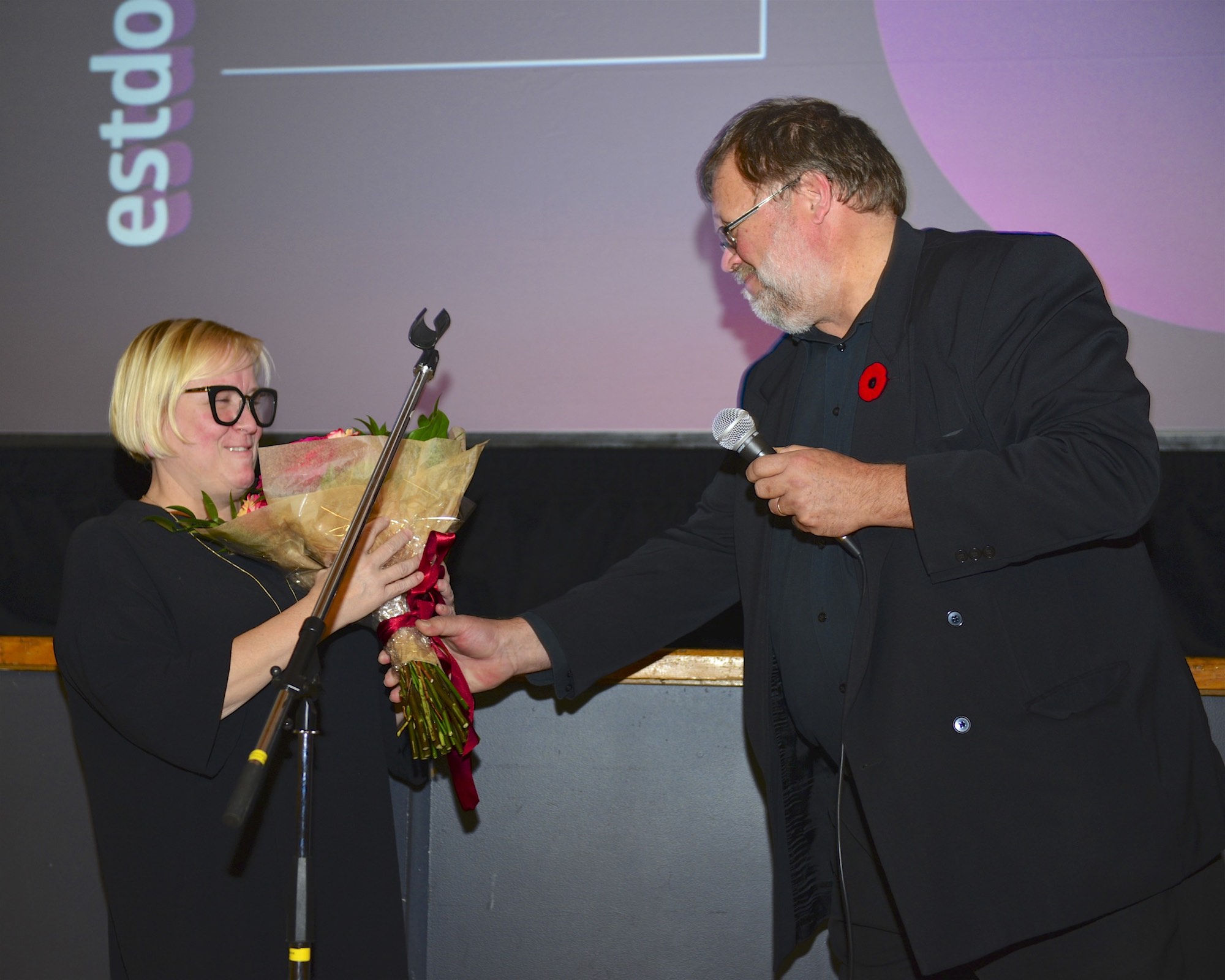 On behalf of the EstDocs volunteers Jaak Järve  thanks EstDocs’ chair Kristi Sau-Doughty. Photo by Peeter Põldre (2017)