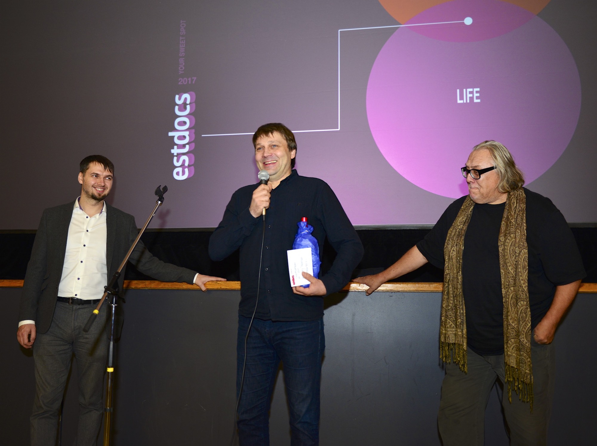 The EstDocs Special Award was won by Priit Valkna for the film ‘Naine’ (The Woman in the Picture). Jury members Ülo Pikkov from Estonia, left and Alan C. Peterson, right. Photo by Peeter Põldre (2017)