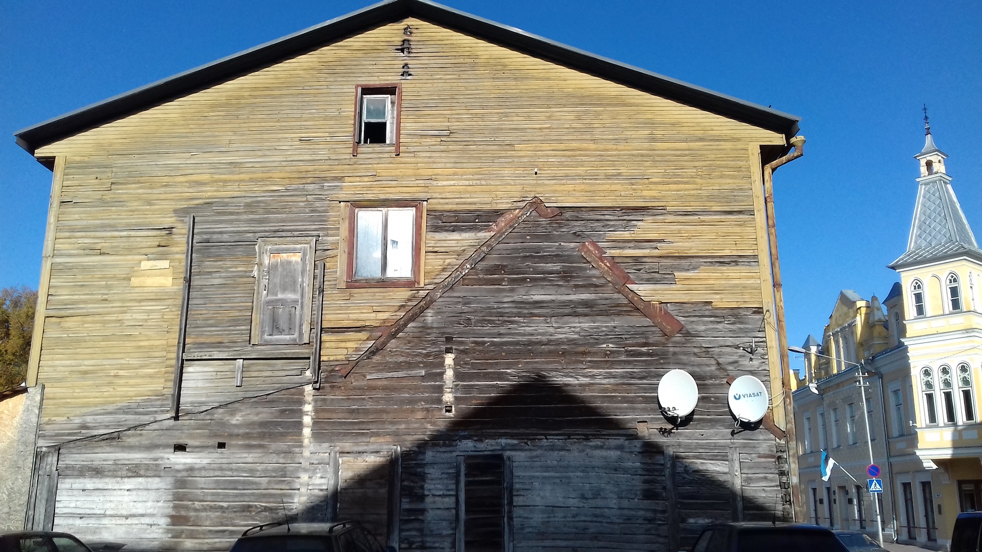 Not a -kummitus/maja- (haunted house), but a ghost building, aka architectural palimpsest or even "architectural fossil art". The –vaim- (ghost) of the former building that used to be cosied up against its –naaber- (neighbour), can still be seen on Pikk tänav, Rakvere's main drag. Don't be scared, step up close and ponder what once was. Photo: Riina Kindlam (2017)