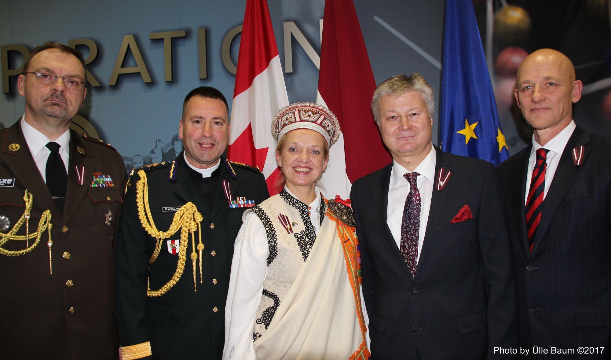 Vasakult: Agris Ozolinš, Defence, Military, Naval and Air Attaché, Latvian Embassy, Major-General Guy Chapdelaine, Chaplain General of Canadian Armed Forces, Inara Eihenbauma, Läti suursaadiku abikaasa, Kārlis Eihenbaums, Läti suursaadik Kanadas ja Mark Gwozdecky, Assistant Deputy Minister, Global Affairs Canada Läti Vabariigi 99. aastapäevale pühendatud pidulikul vastuvõtul 14. novembril Ottawa City Hall'is , Jean Pigott Place saalis, mille korraldas Läti Saatkond Ottawas. Foto: Ülle Baum ©2017