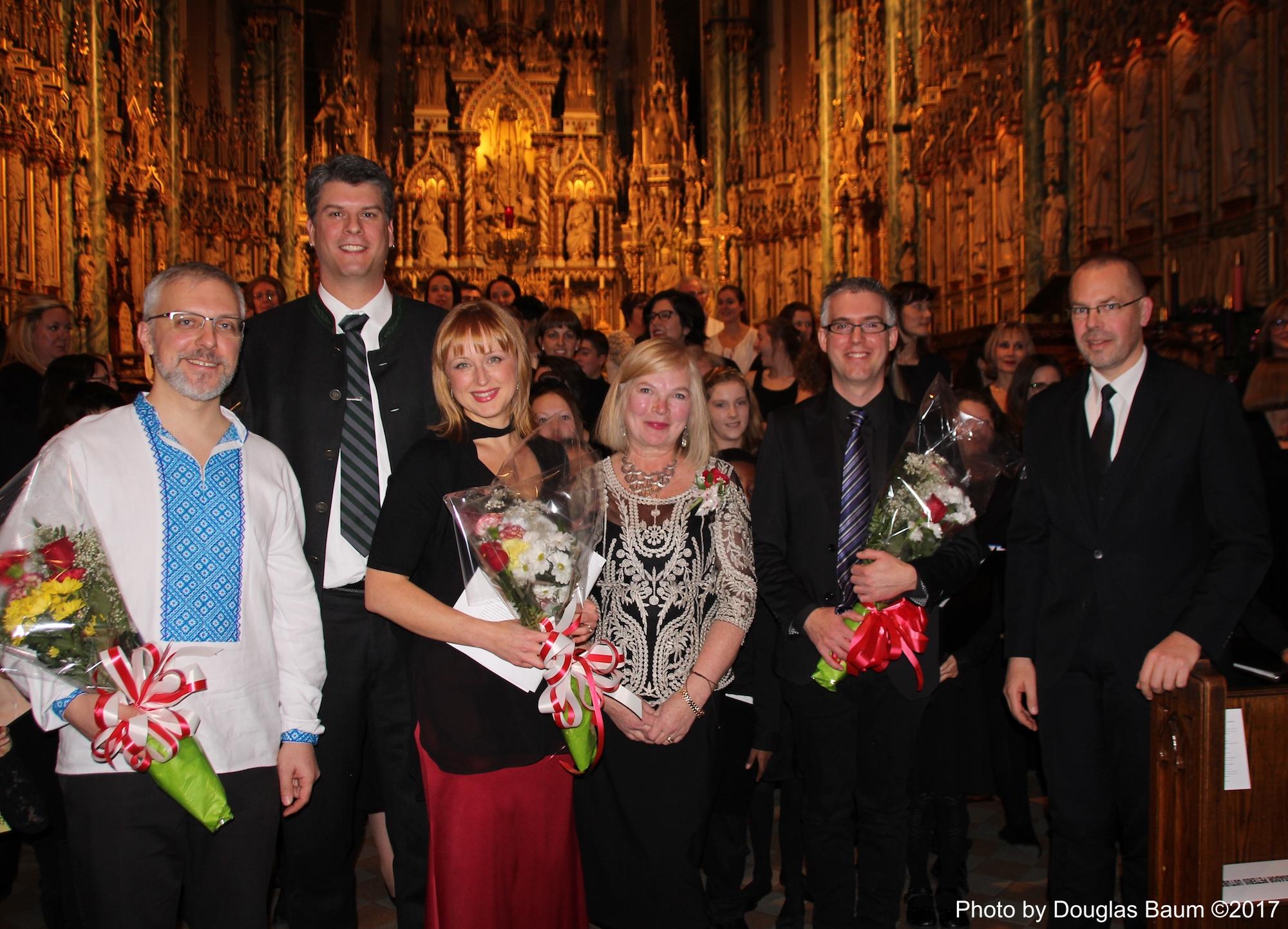 Fotol vasakult: Iosif Viorel Onut, Incognito Choir’i asutaja ja direktor, Lee Carter, Nepean High School Chamber Choir direktor ja EL jõulukontserdi kunstiline juht, Laura Hawley, Hypatia’s Voice Women’s Choir kunstiline juht, Ülle Baum, EL jõulukontserdi peakorraldaja, Timothy Piper, Chorale Lyrica kunstiline juht ja Peteris Ustubs, Euroopa Liidu Delegatsiooni Kanadas suursaadik, koos ühendkooridega pärast edukat 10. juubeliaasta Euroopa Liidu jõulukontserti Ottawas 8. detsembril Notre-Dame Catherdal Basilica kiriku saalis Ottawas. Foto: Douglas Baum (2017)