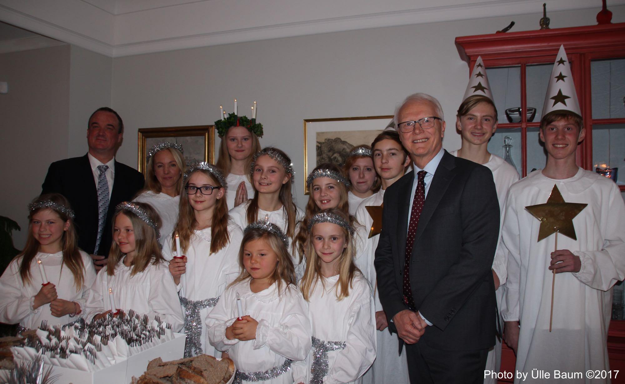 Rootsi suursaadik Kanadas Per Sjögren (paremal) koos Ottawa Swedish Club Lucia Choir’iga (dir. Mats Lindeberg, taga vasakul) ja Luciaga. Foto: Ülle Baum ©2017