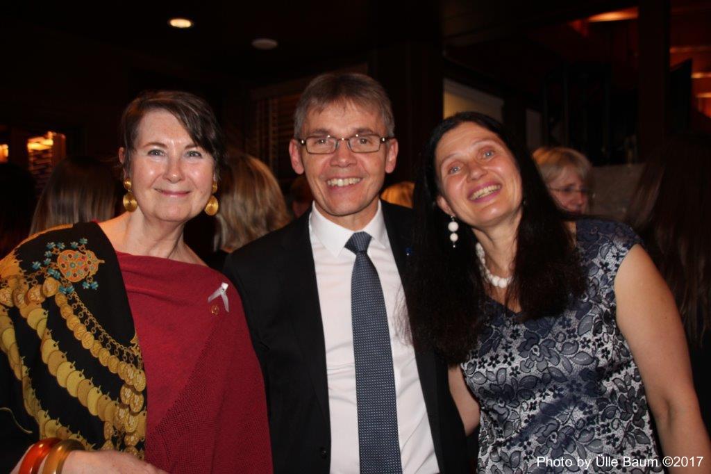 Vasakult: Marilou McPhedran, senaator, Vesa Lehtonen, Soome suursaadik Kanadas ja tema abikaasa Pirjetta Manninen Soome Vabariigi 100. iseseisvuspäevale pühendatud pidulikul vastuvõtul Ottawas hr. Lehtoneni residentsis 6. detsembril k.a.. Foto: Ülle Baum ©2017