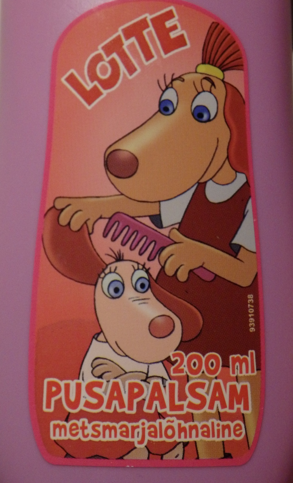 The star of Estonian *laste joonis/filmid* (kids' animated films) *koera/tüdruk* (dog girl) Lotte is not a fan of *PUSAD* (tangles), but this is definitely not just a girl thing. If you spray *pusa/palsam* or (anti)-tangle conditioner in your hair, then the *kamm* (comb) becomes your friend.