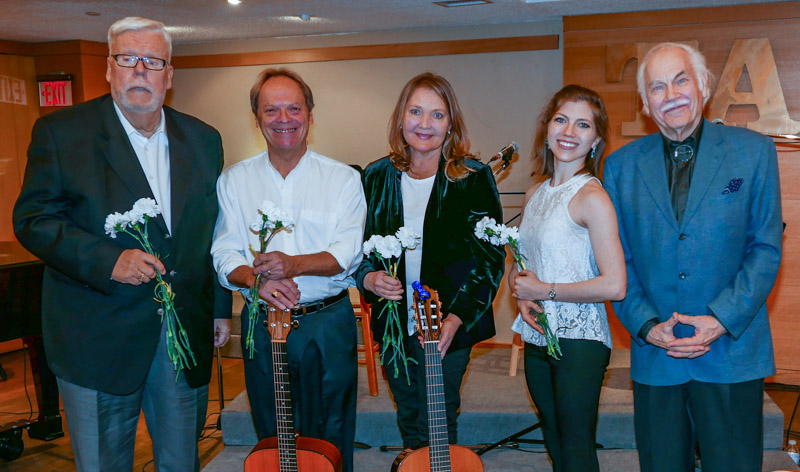 Andres ja sõbrad lilledega ettekande lõpul. Vasakult: Charles Kipper, Urmas Kärner, Leena Tiismann, Järvi-Linda Raudsepp, Andres Raudsepp. Foto: Jaan Roos (2018)