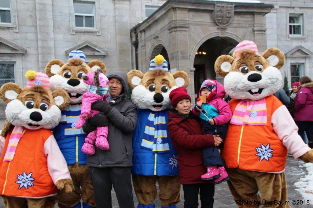 Ottawa kuulsa talvefestivali WINTERLUDE maskotid - PAPA ja MAMA ICE HOG koos nende kaksikute NOUMA ja NOUMIga tervitasid külalisi Rideau Hall’i ees. Sel aastal tähistab Winterlude oma 40ndat sünnipäeva ja toimub 2.-19. veebruarini. Foto: Ülle Baum ©2018