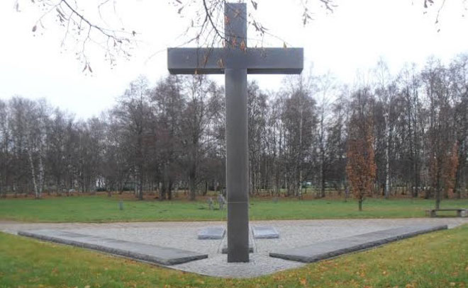 Langenute nimekivide plats Maarjamäe saksa sõjaväekalmistul, kus on ka kapten Voldemar Pärlini nimi. Saksa sõjaväekalmistu kõrvale on Eesti Vabadusvõitlejate Liit rajanud mälestusväljaku kõigile 1944. aasta Eesti kaitselahingutes osalenud väeosadele, sh ka kapten V. Pärlini 20. Eesti diviisi 46. jalaväerügemendi III pataljonile.  Foto J. Haud erakogust.