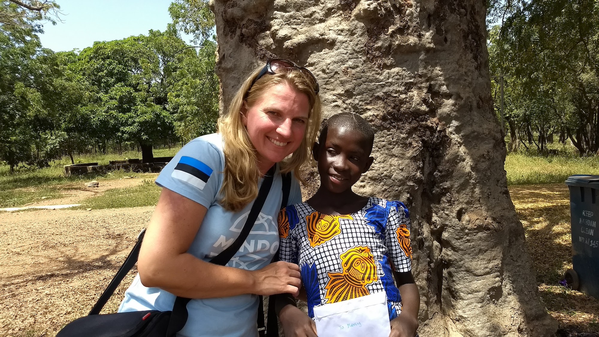 Üle 300 eestlase toetab Ghana, Keenia, Myanmari laste haridust MTÜ Mondo kaudu. 50 EURise aastatoetuse eest saab laps kõik koolis vajalikud asjad ning Eesti toetaja lapse pildi ja kirja. Pildil loo autor Johanna Helin oma toetuslapse Mercyga, kes on 10-aastane tubli õpilane. Mercy elab oma vanaemaga, kuna ta mõlemad vanemad on surnud.