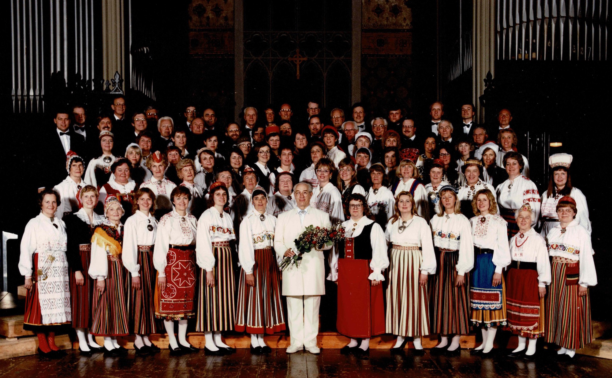 Estonia Koor 1990. Keskel tollane dirigent Roman Toi. Foto: Lembitu Ristsoo