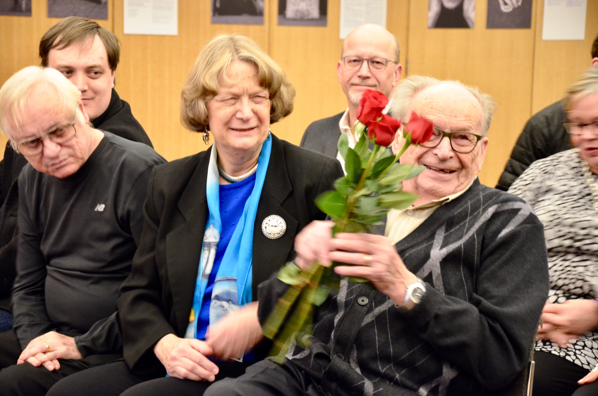 Näituse avas VEMU peaarhivaar Piret Noorhani, tänades kõiki projektis osalenuid ning tervitas lilledega Jaan Eichenbaumi, kes oli näitusel portreeritutest ainuke kohalviibinu. Foto: Taavi Tamtik (2018)