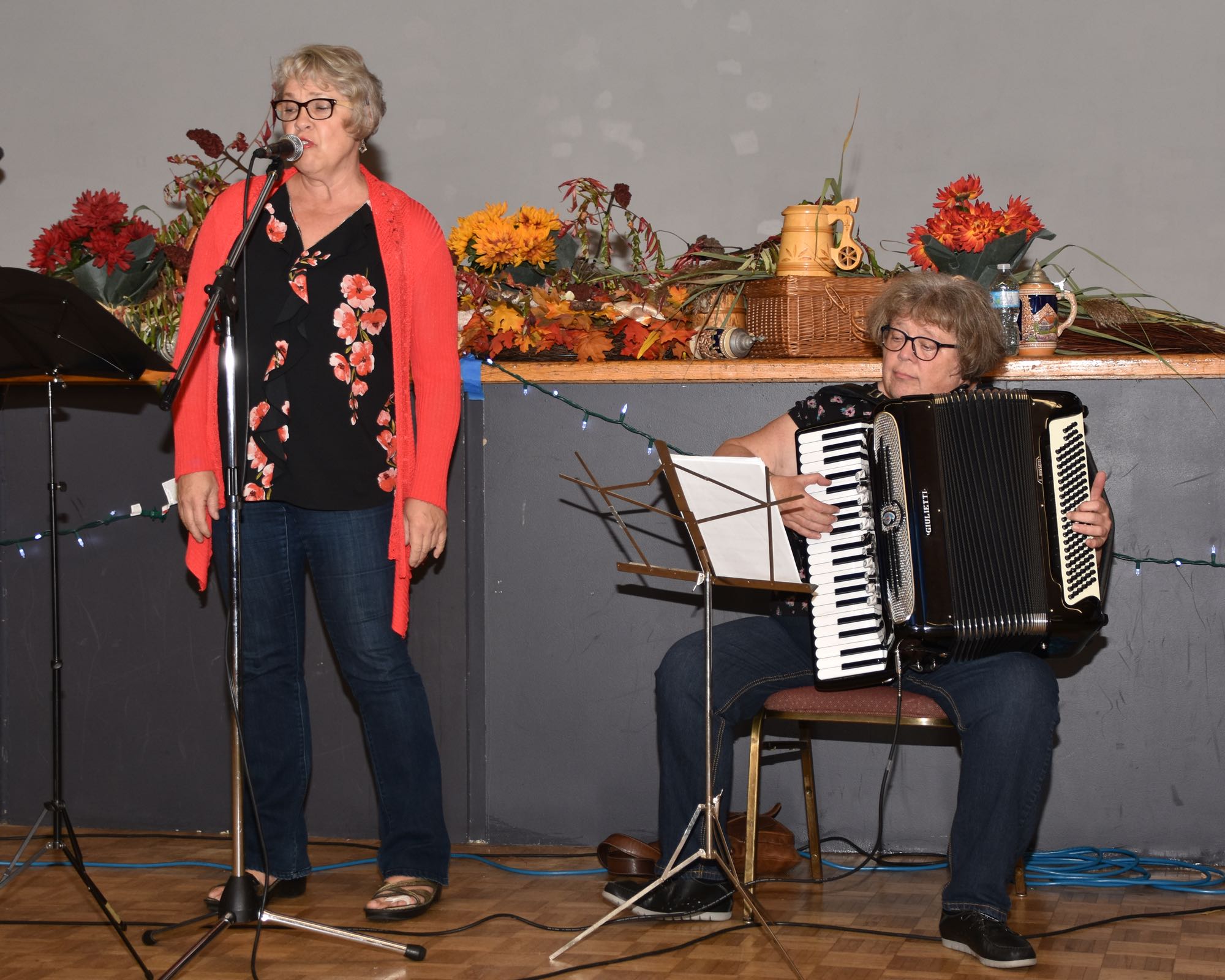 Rosemarie Lindau ja Tiina Kiik esinevad Oktoberfestil Toronto Eesti Majas. Foto: Enno Agur (2017)